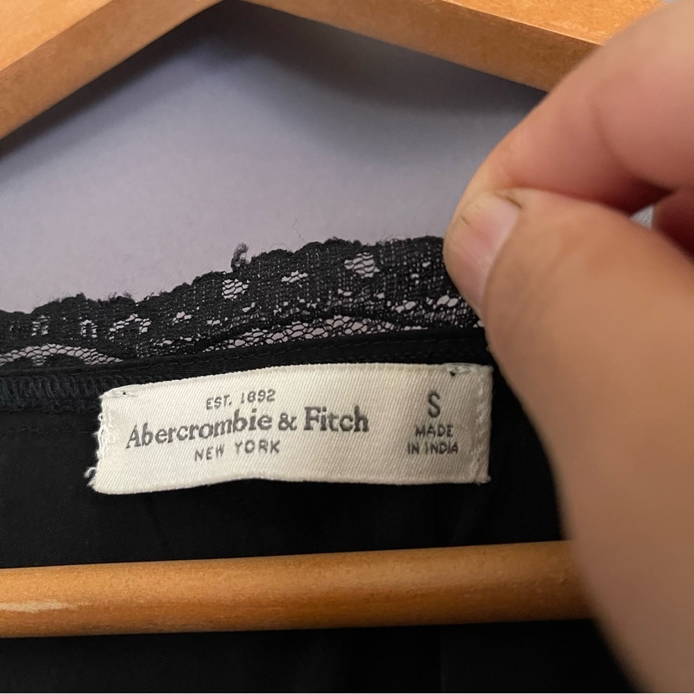 Abercrombie & Fitch Women’s Top Blouse  Faux wrap size S
Black long sleeve - Picture 3 of 7